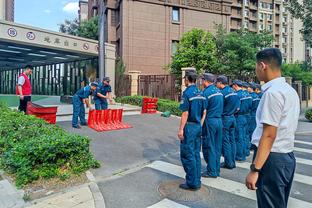 还踢着比赛呢？加的斯球员到场边接受采访，被教练一把推回场上