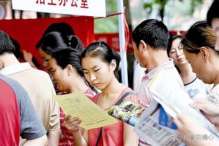 意大利后场玩火传球失误！马奇斯抢断笑纳空门大礼！